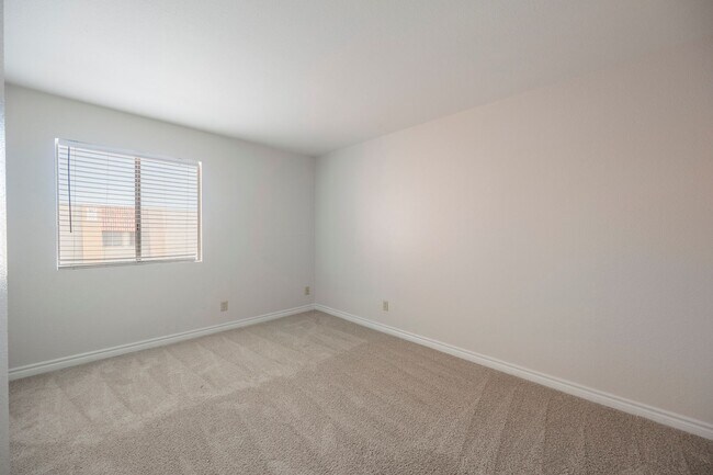 Building Photo - Beautiful 1 bedroom condo Resort style guard gated community