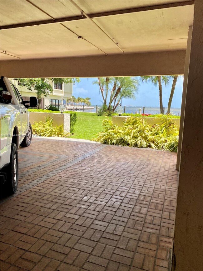 Building Photo - 1632 S Bayshore Ct