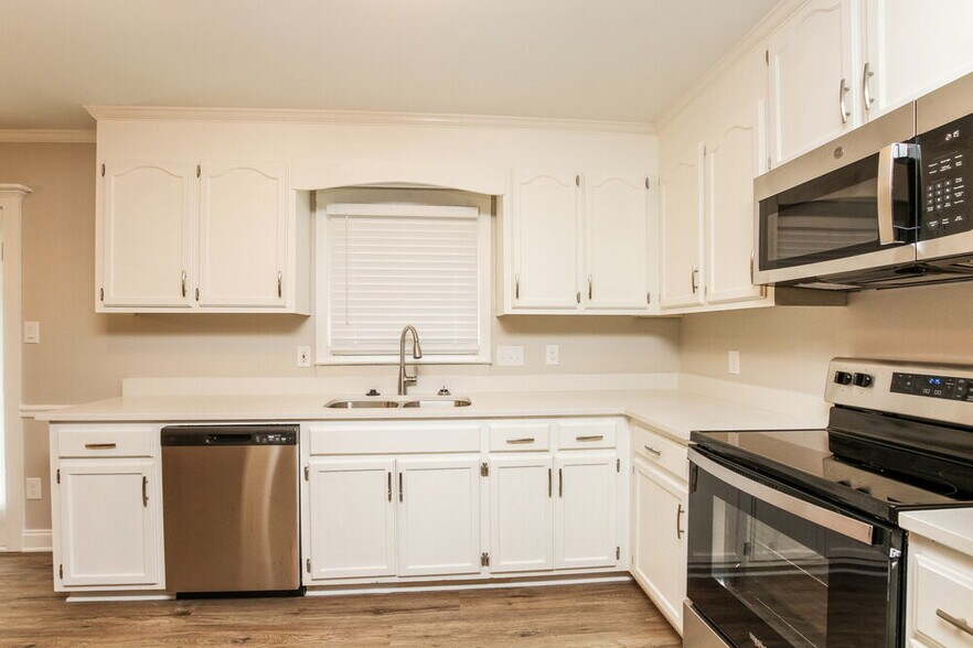 Building Photo - 105 Interlaken Pl