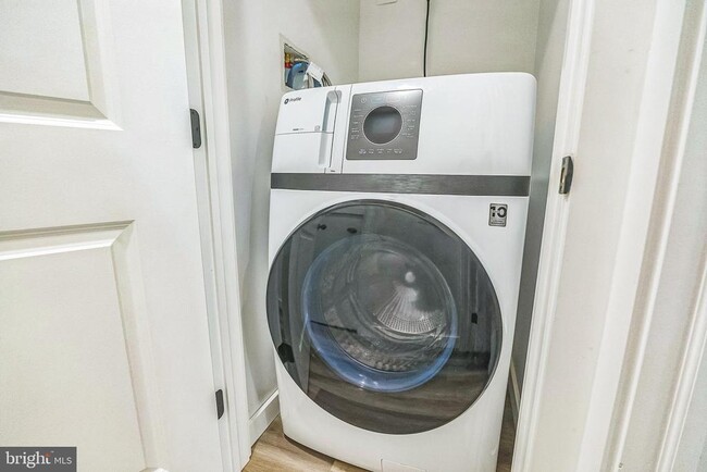 Building Photo - 1526 W Seybert St