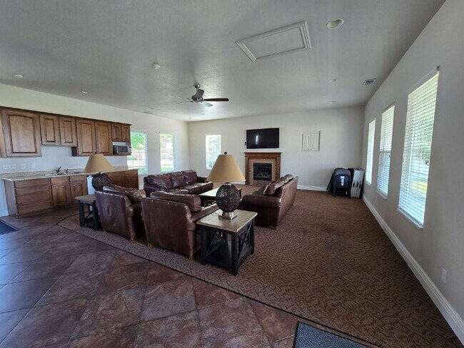 Building Photo - "Charming 3-Bed Townhouse Retreat in North...