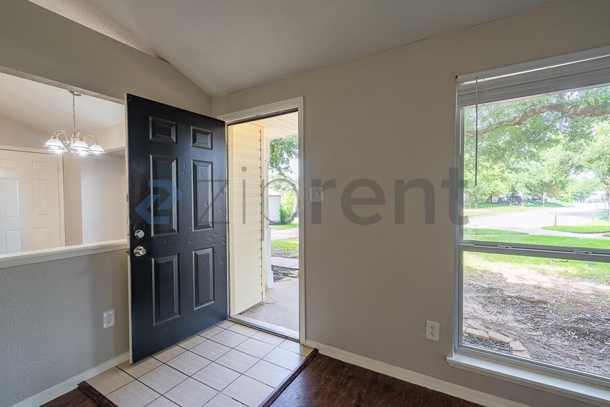Building Photo - Unit