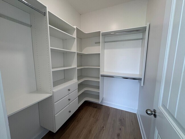 Building Photo - MOVE IN SPECIAL: $1000 OFF 1ST MONTH'S RENT!**