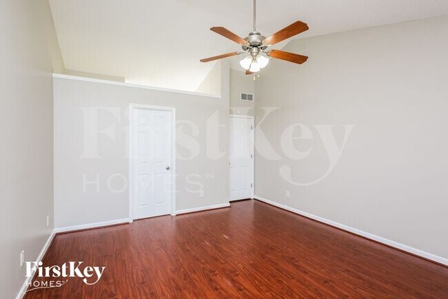 Building Photo - 803 Kenwood Ln