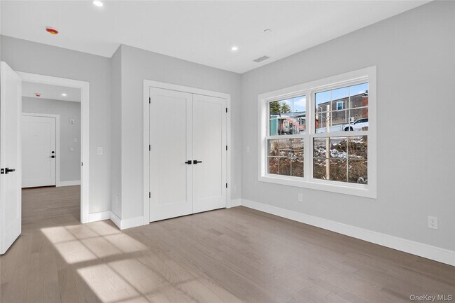 Building Photo - 10 Market St