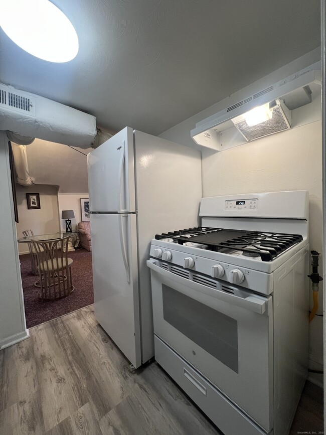 Building Photo - 466 Derby Ave