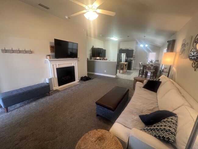 Building Photo - Beautiful and updated 3/2 In Lubbock Coope...
