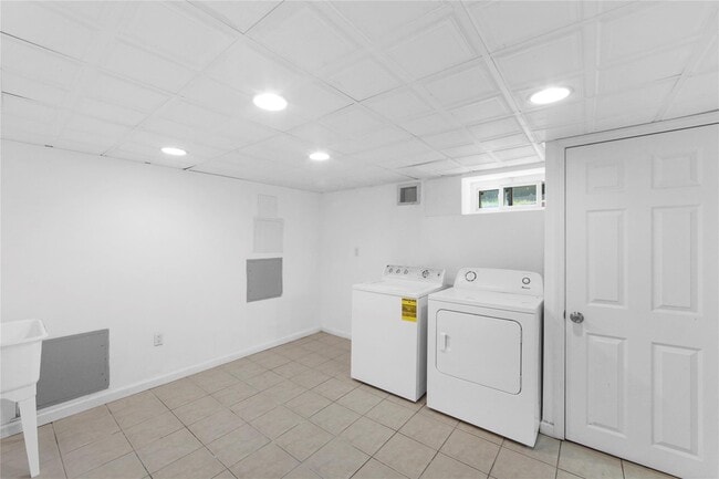 Building Photo - 1498 Kew Ave