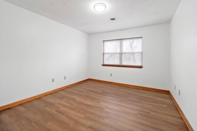 Building Photo - 1911 Cambridge Manor Dr