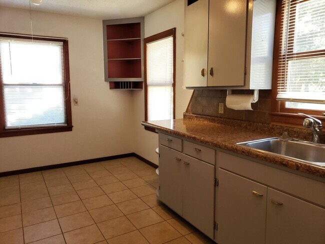 Building Photo - 1403