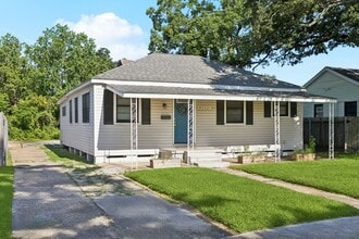 Building Photo - **Charming Family Retreat in the Heart of ...