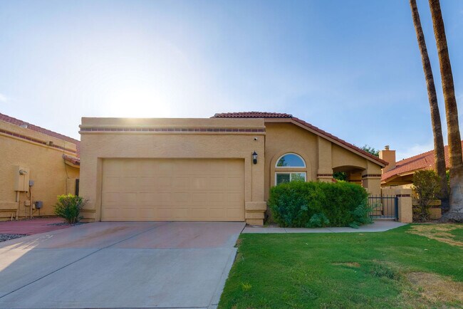 Building Photo - 552 N Fountain Cir