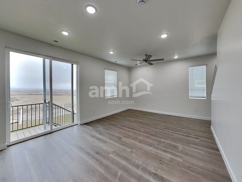 Building Photo - 1256 W Mahogany St