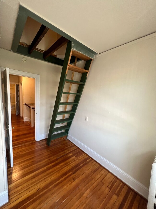 Building Photo - Renovated 4 Bedroom Townhouse! Off Street ...