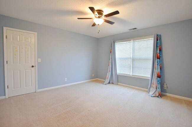 Building Photo - Pet Friendly Three Bedroom with Bonus!