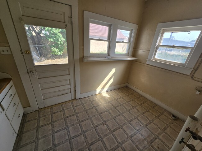 Building Photo - 312 S Avenue B
