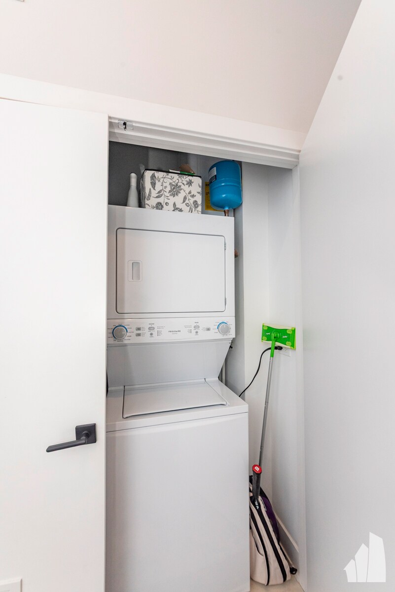 Building Photo - 2322 N Clark St