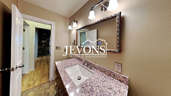 Building Photo - Charming 3-bedroom home with fenced backya...