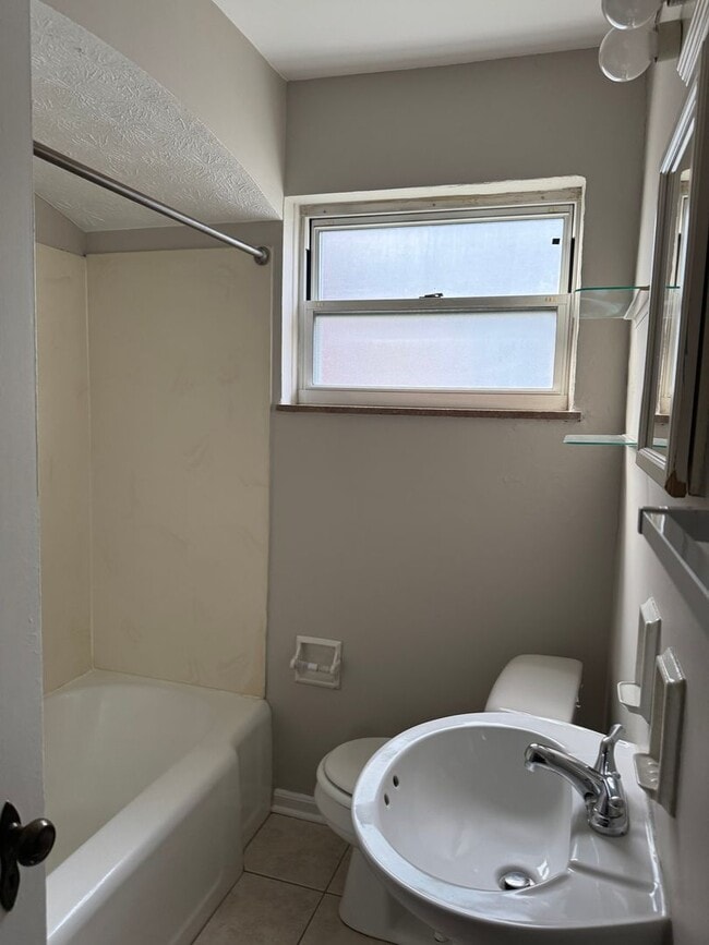 Building Photo - Updated 1 Bedroom in Bexley/Berwick Area