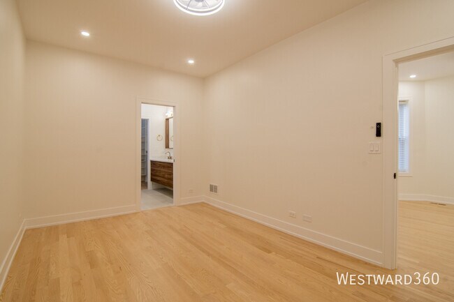 Building Photo - 3720 N Racine Ave