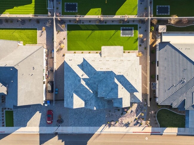 Building Photo - 6 bed / 4 bath / 3 car garage custom home in Pecan Valley