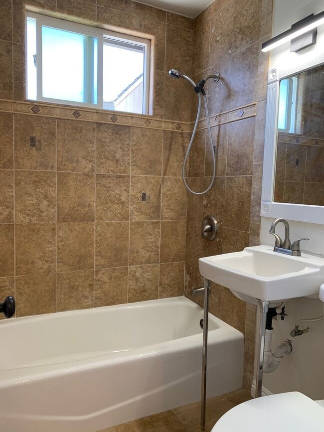 Building Photo - Home in Oceanside, Close to Mission Beach!