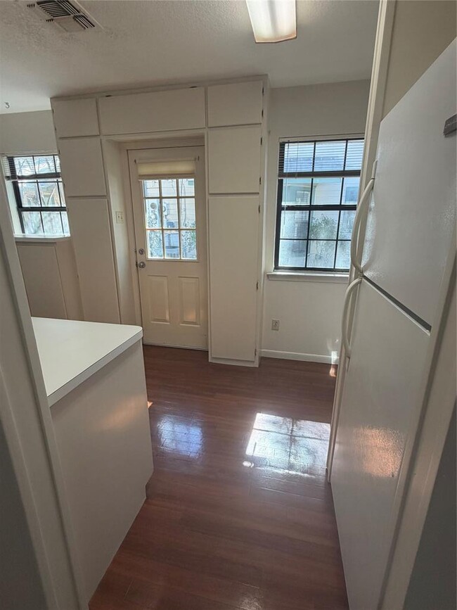 Building Photo - 728 W San Antonio St