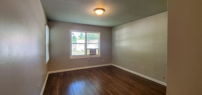 Building Photo - 2 bedroom 1 bath duplex in Shawnee