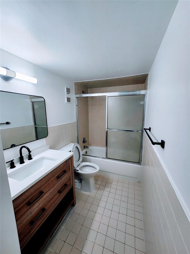 Building Photo - 793 NE 206th St