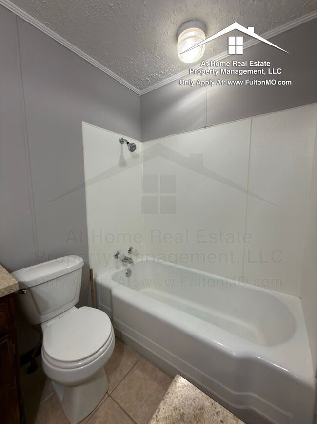 Building Photo - 302 W 6th St