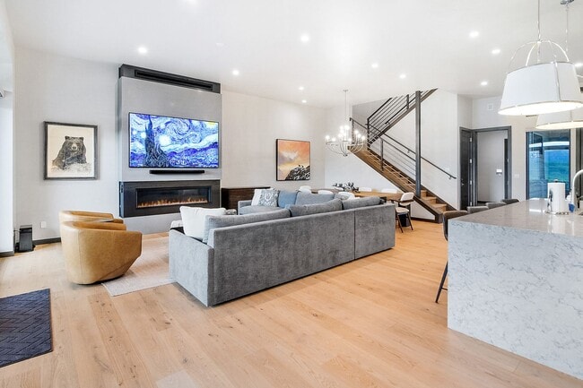 Building Photo - Luxury ski season rental is an entertainer...