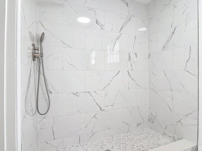 Building Photo - 2 bed/1.5 bath Single-Family Home on Large Lot in Sanford!