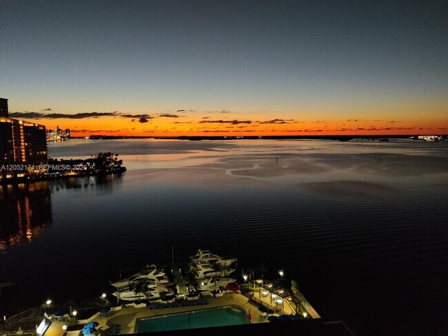 Building Photo - 999 Brickell Bay Dr