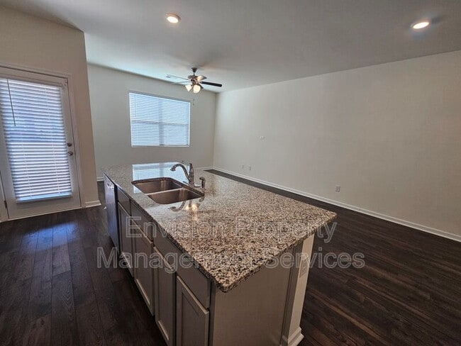 Building Photo - 611 Dairy Dr