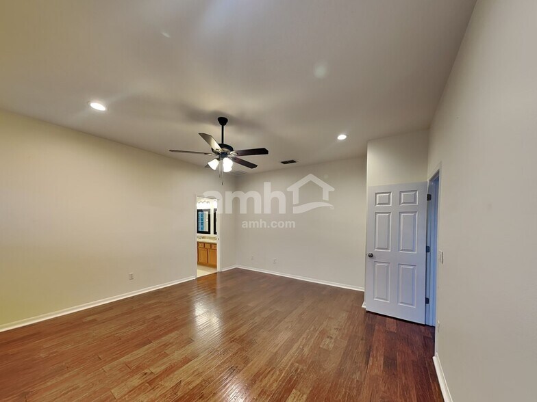 Building Photo - 879 Moonluster Dr