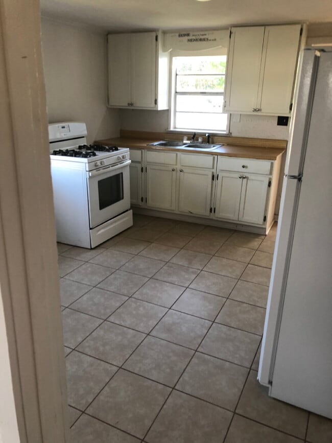 Building Photo - "Charming 3-Bedroom Home in Jonesboro – Cozy 955 Sq Ft Living!"