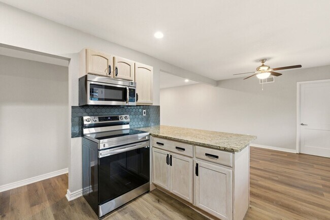 Building Photo - Beautiful 3-Bedroom, 2 Bath Home With Grea...