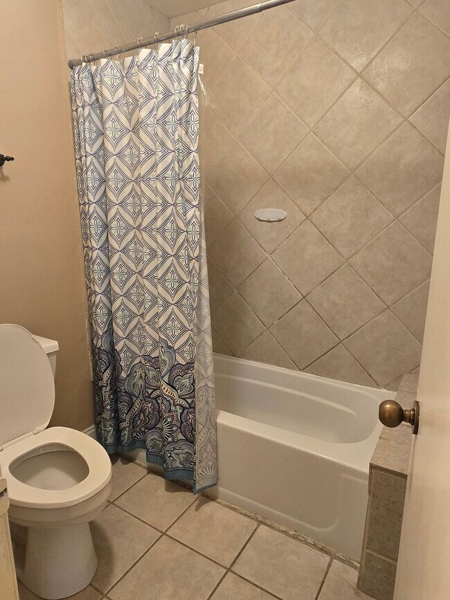 Building Photo - Spacious Condo With Covered parking