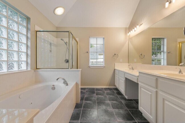 Building Photo - 2110 Red Oak Cir