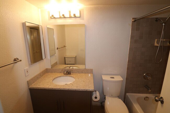 Building Photo - Spacious 1 Bed 1 Bath Corner Unit in North...