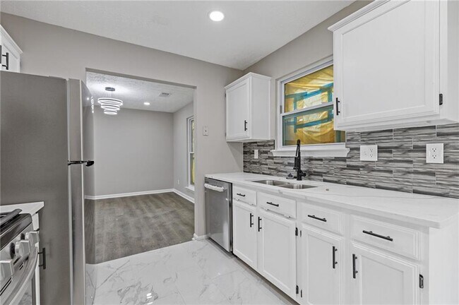 Building Photo - 1111 Pin Oak Dr