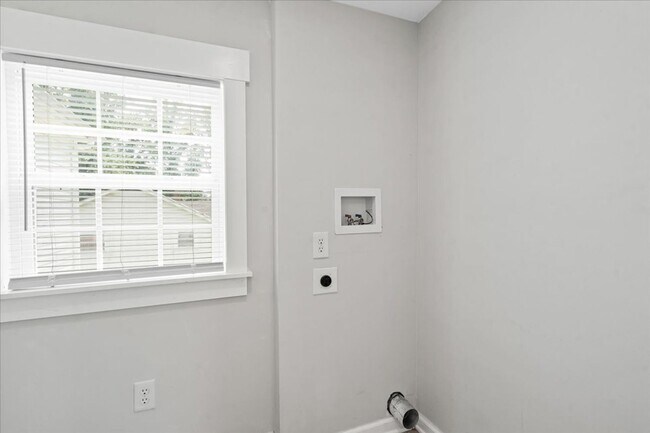 Building Photo - 112 McCary St