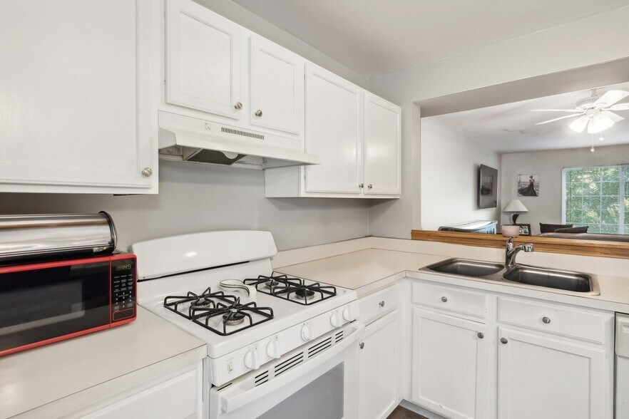 Building Photo - 328 W Whispering Oaks Ln