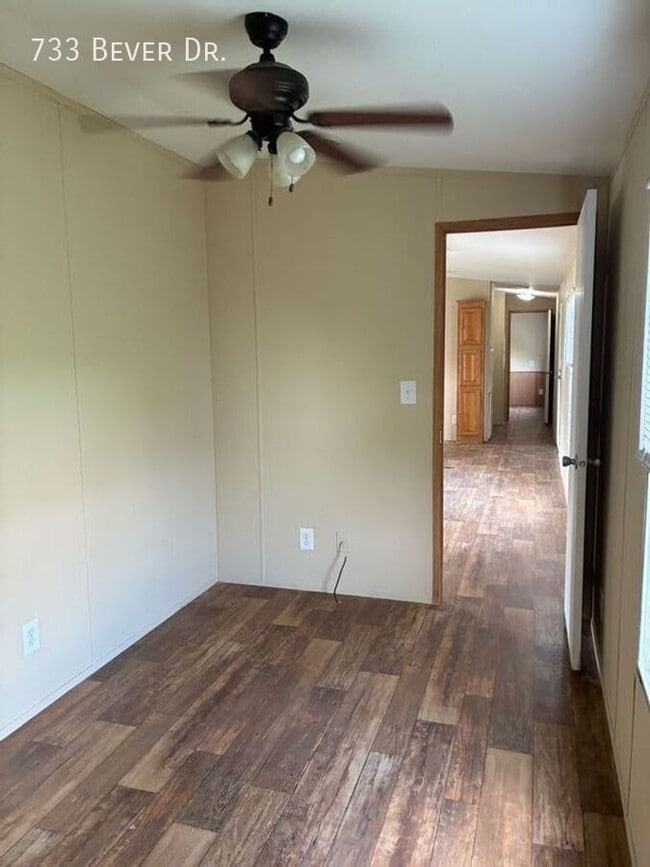 Building Photo - 733 W Bever Dr