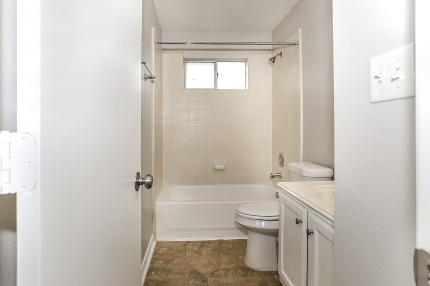 Building Photo - 511 Paradise Ln