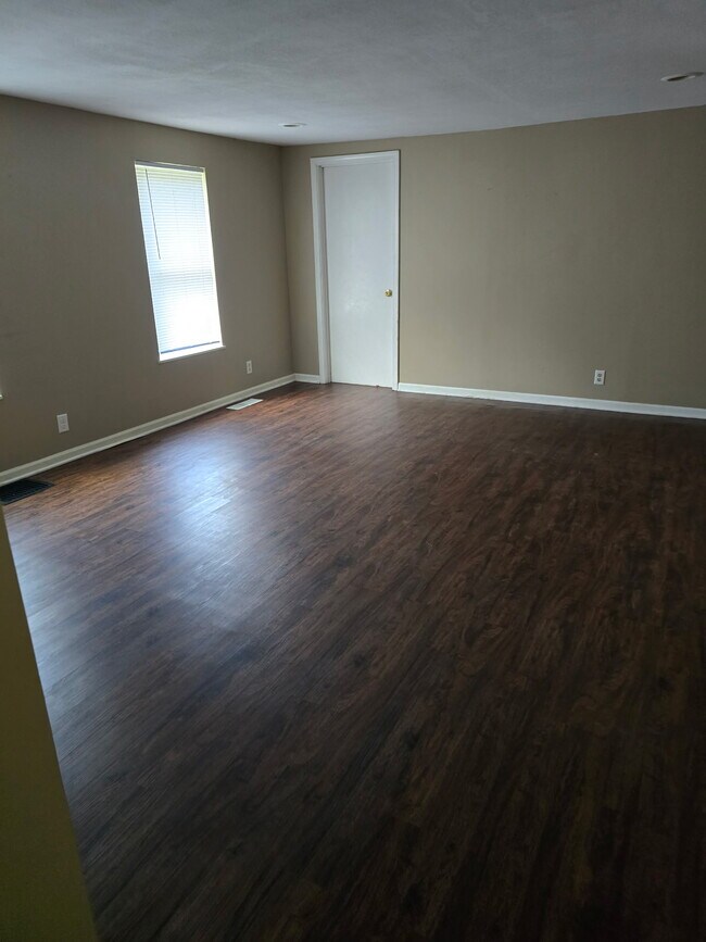 Building Photo - 1412 E Elmhurst Ave