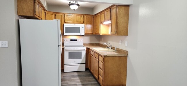 Building Photo - One Bedroom Condo For Rent