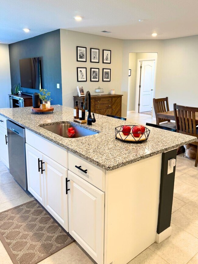 Building Photo - 4/2 open floor plan!