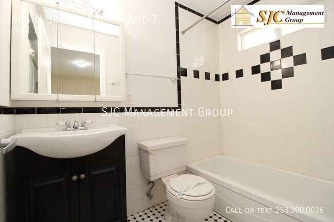 Building Photo - 604 N 3rd St