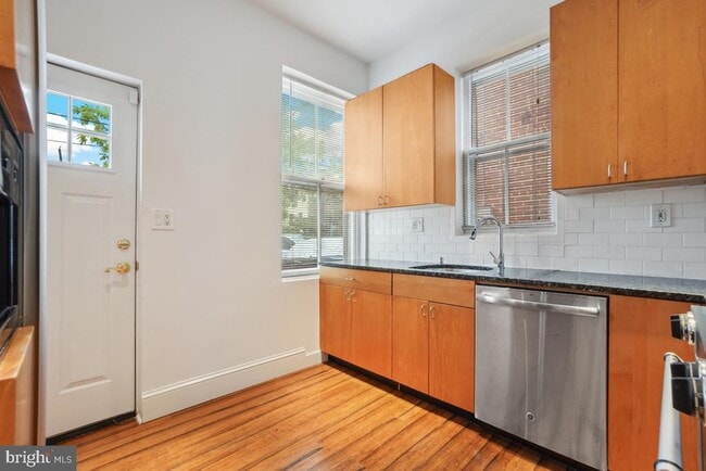 Building Photo - 1411 King St